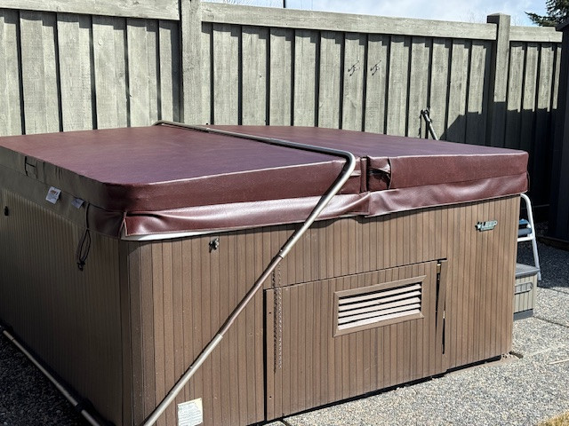 Hot Tub Cover in Hot Tubs & Pools in Grande Prairie