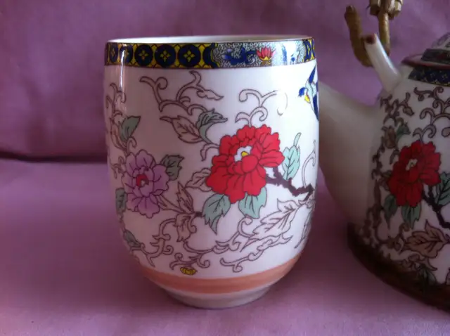 VINTAGE AISAN TEA POT AND CUP in Arts & Collectibles in Barrie - Image 4