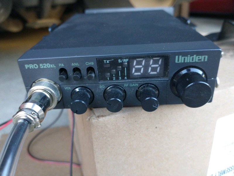 Uniden pro 520xl CB radio with antenna and mounting for a jeep Audio