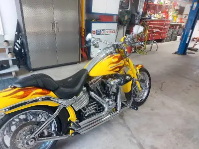Factory Custom- low production CVO Screaming Eagle. Fuel injected. 6 speed. Softail Springer Factory...