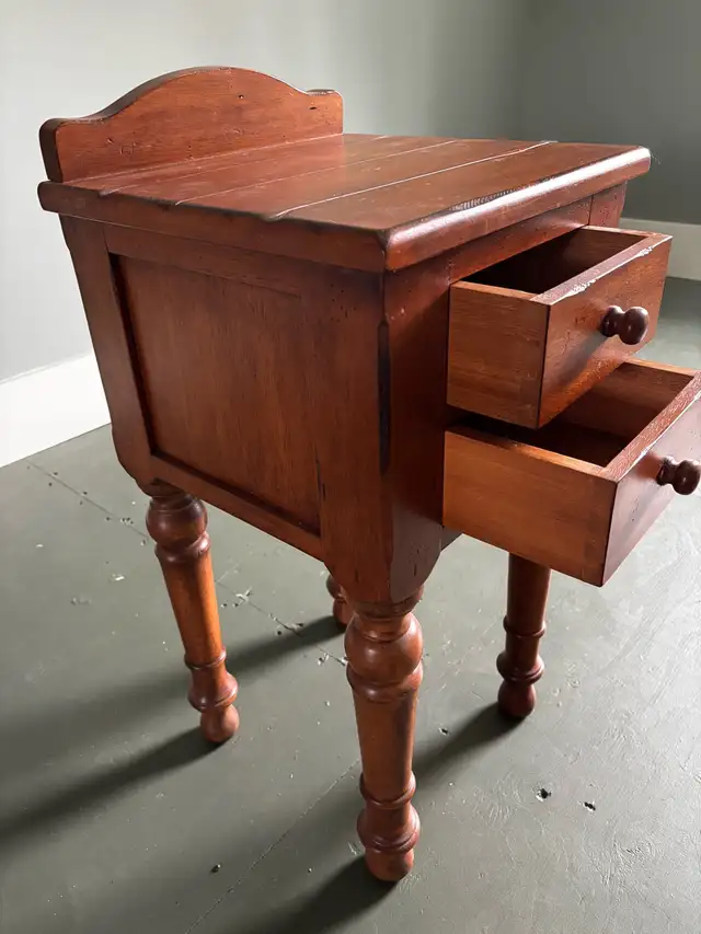 Petite table d’appoint en bois massif – 2 tiroirs  in Coffee Tables in Sherbrooke - Image 3