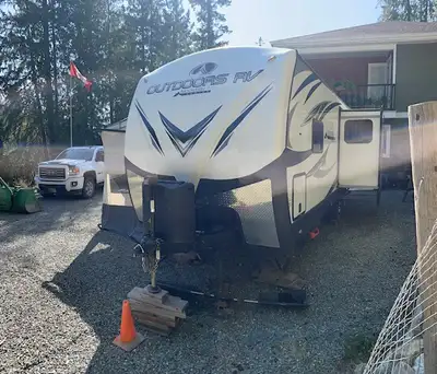 2019 Outdoors RV Timber Ridge Mountain Series 24RKS Solar Panel Air Conditioner New Dual 6 Volt Batt...