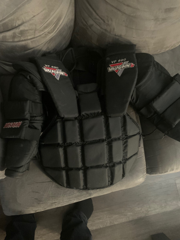 Vaughn VP690 Chest Protector (Used) dans Hockey  à Laval/Rive Nord