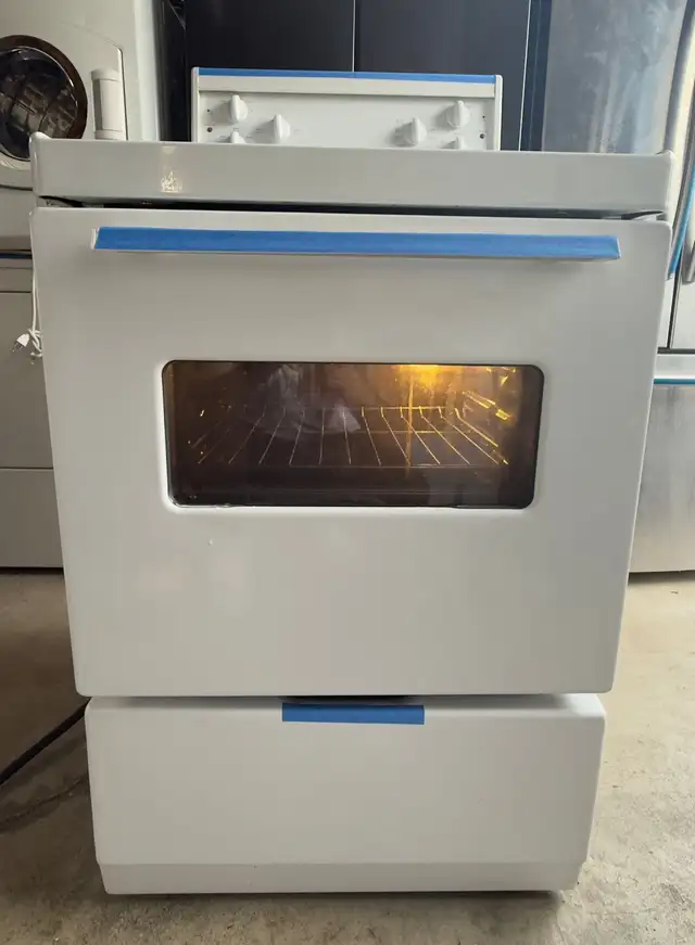 24” FRIGIDAIRE COIL TOP ELECTRIC STOVE APARTMENT SIZE  in Stoves, Ovens & Ranges in City of Toronto - Image 7