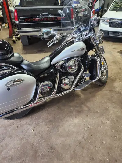 this bike looks like new only 30000kms and shows !!! lots of extras