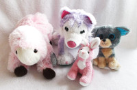 Lot de QUATRE (4) peluches douces, couleurs pastelles