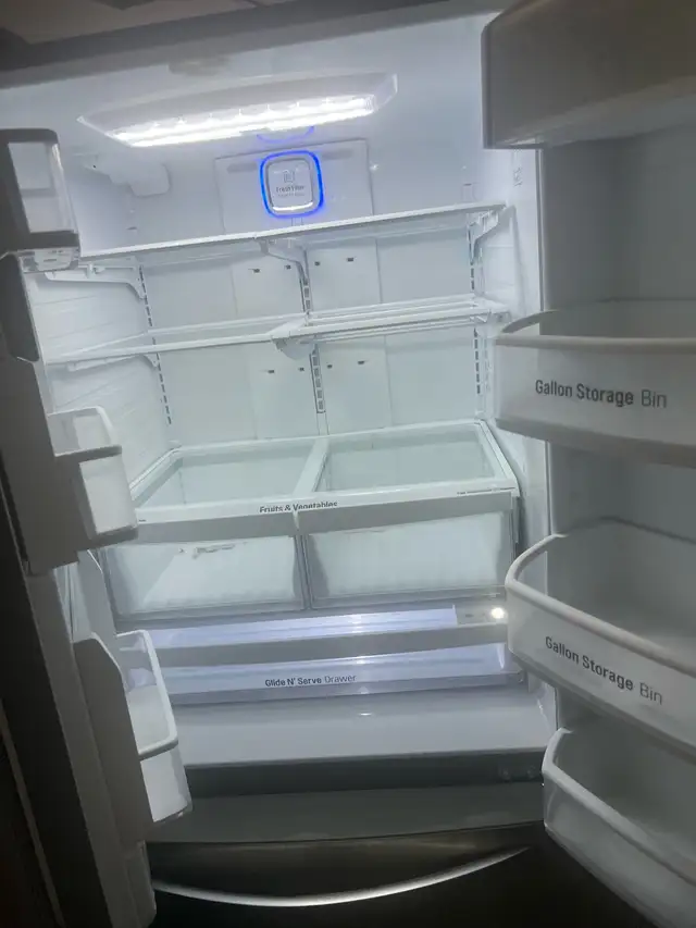 LG 33 inch w fridge bottom freezer water ice dispenser  in Refrigerators in Oakville / Halton Region - Image 3