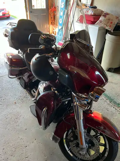 Motivated Seller: enjoy your summer on this 2017 Well maintained and fully loaded Harley Ultraglide....
