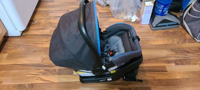 Car seat  in Strollers, Carriers & Car Seats in Saskatoon - Image 4