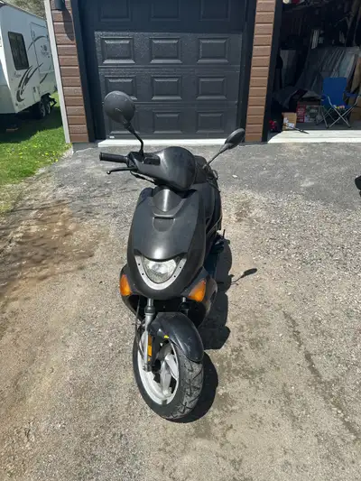 Hyosung SF50 2005 6690 km Problème de filage. Lumière et flasher marche pas toujours. Starter électr...