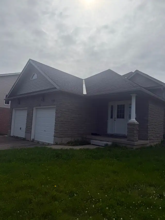3 Bedrooms house for rent available October 1