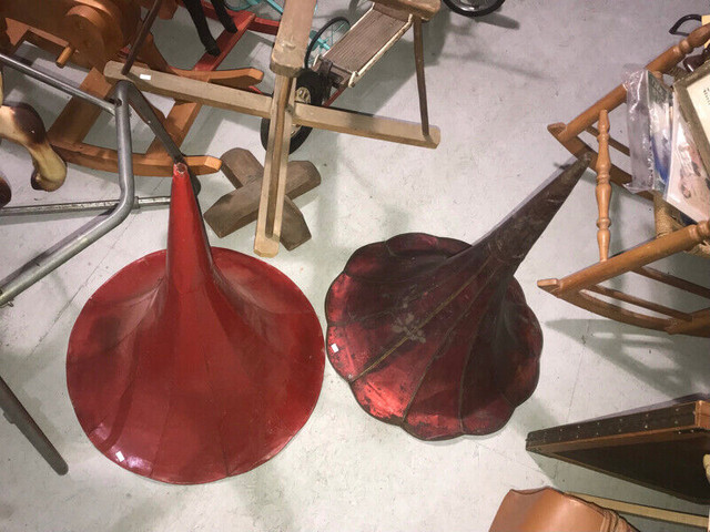 2 ANTIQUE PHONOGRAPH HORNS - MORNING GLORY DEEP RED / FLORAL RED in Arts & Collectibles in Mississauga / Peel Region - Image 4