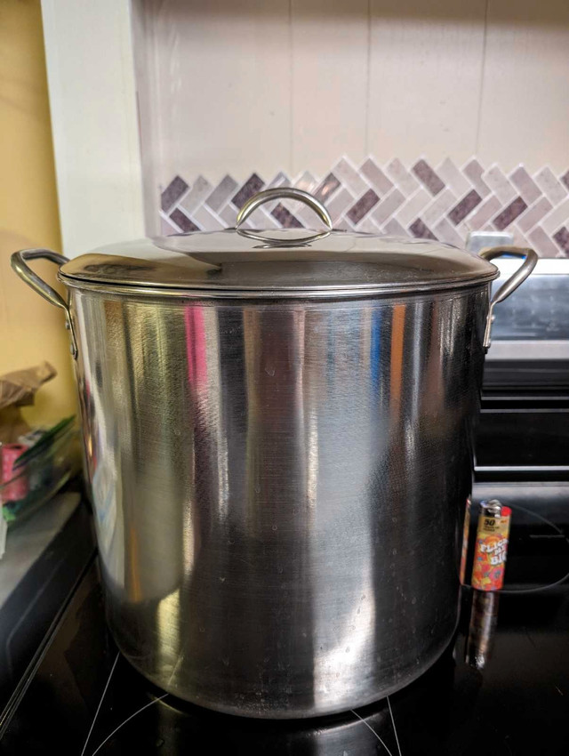 20 quart stainless steel stock pot with extra lid in Kitchen & Dining Wares in Timmins