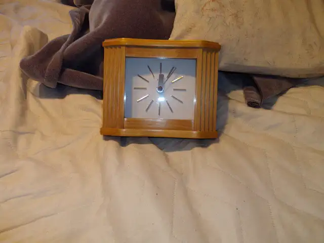 BULOVA QUARTZ DESK CLOCK in Home Décor & Accents in Mississauga / Peel Region - Image 10