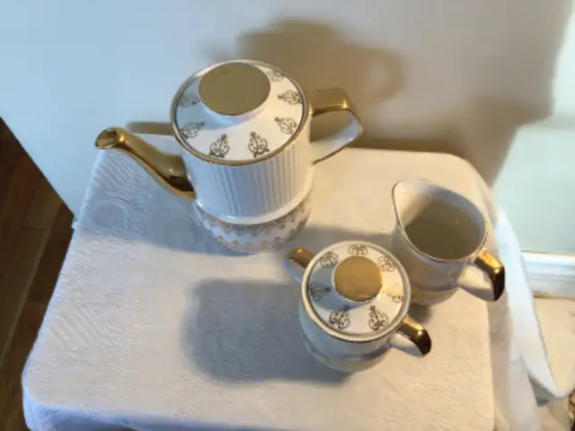 Gibson, England Tea Pot/Cream/Sugar in Arts & Collectibles in Edmonton - Image 5