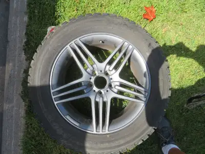 * Set of 4 like-new 255\55\R18 18-inch, nitrogen-filled Yokohama IceGUARD tires on deluxe 18" Graphi...