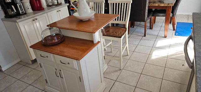 Kitchen island with matching two bar stools in Dining Tables & Sets in Sudbury - Image 2
