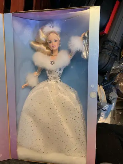 This collectable Barbie 'Winter's Reflection' Doll is the perfect gift for collectors and Barbie lov...