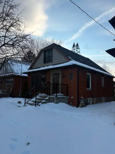 Newly renovated Great location May 1 3600 negotiable plus utilities for students 75 Kipling