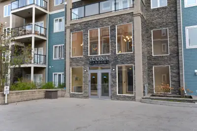 This 2 bed, 2 full bath 3rd floor fully furnished luxury condo is located in highly sought after Sco...