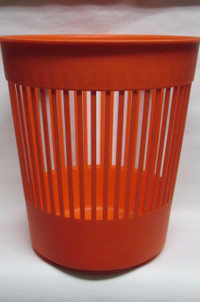PLANT CONTAINER  FLOWER POT  HOLDER HARD PLASTIC made in CANADA