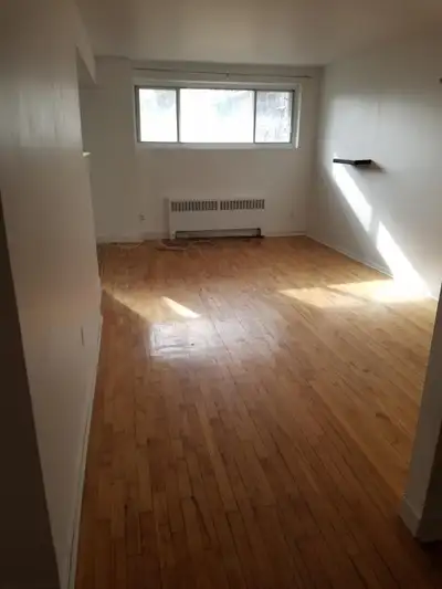 Very large 4 1/2 Dorval apartment a louer