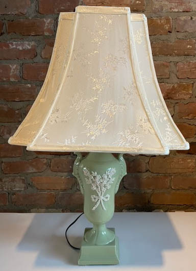 LAMP SHADE WITH BEAUTIFUL VINTAGE TABLE LAMP. dans Éclairage intérieur et plafonniers  à Laval/Rive Nord