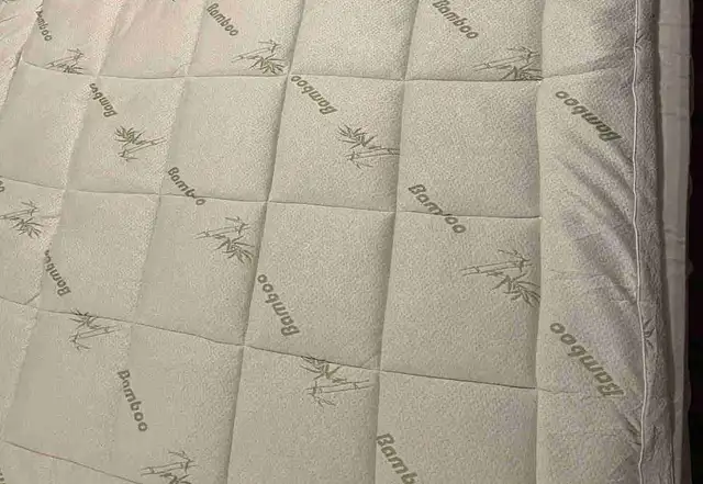 Queen Mattress Medium Firm with 3-inch quilted topper in Beds & Mattresses in Oshawa / Durham Region - Image 2