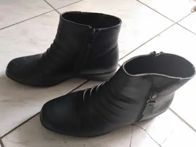 BOTTES D. AUTOMNE POUR FEMME  GR 10 COMME NEUVES 20$ SHAWI SUD, View more
