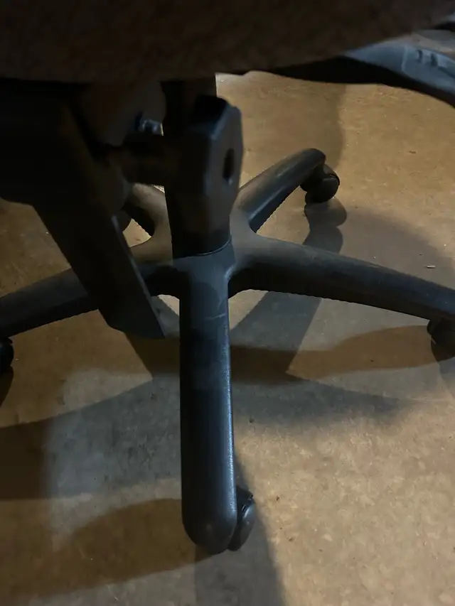 office chair in Chairs & Recliners in City of Halifax - Image 3