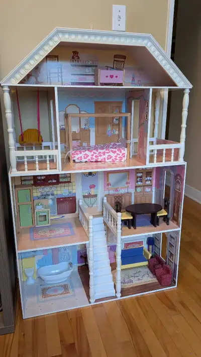 Maison de barbie de marque kidkraft en très bon état. Solide, fabriquée en bois, MDF et plastique. E...