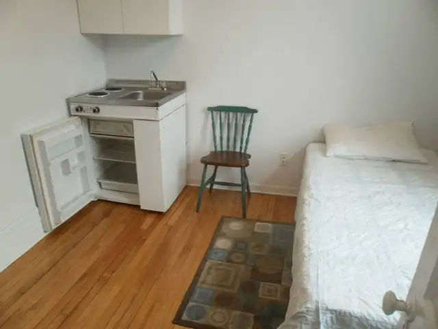 *Montréal métro DeCastelnau - chambres à louer - rooms for rent* in Room Rentals & Roommates in City of Montréal - Image 7
