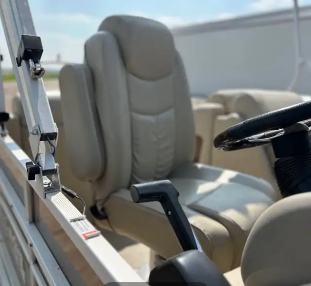 2013 suncatcher elite 326ss tritoon pontoon in Powerboats & Motorboats in Saskatoon - Image 5