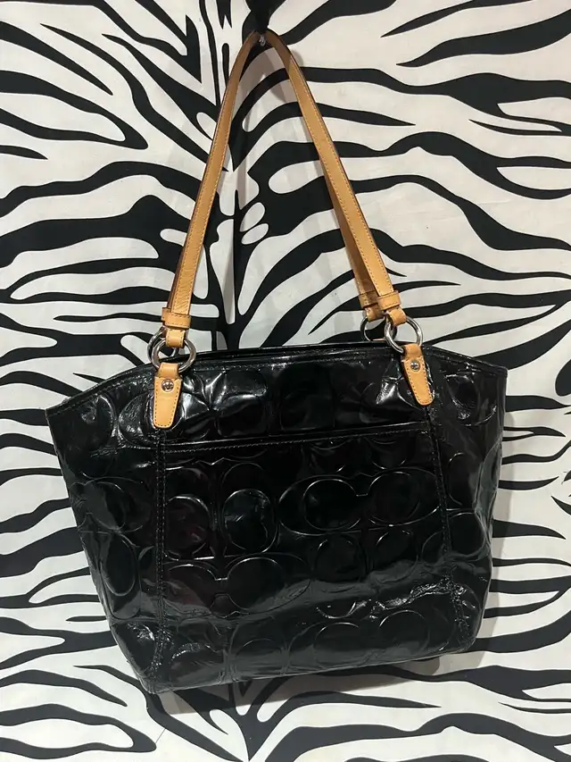 Black Vintage Coach Bag in Women's - Bags & Wallets in City of Toronto - Image 8