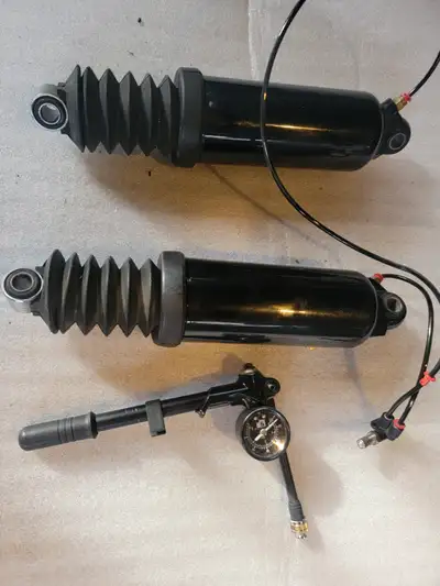 Harley Davidson Touring Air Shocks w/ Air Pump. 12" shocks. Great shape no issues. $150 587 582 5622...