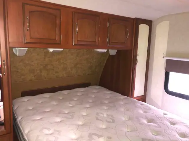 2013 Coachmen Freedom Express - Maple leaf edition in Travel Trailers & Campers in Grand Bend - Image 8