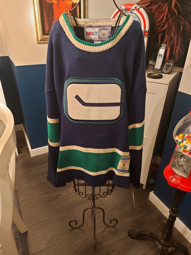 Vancouver Canucks sweater xl in Men's in Calgary - Image 2