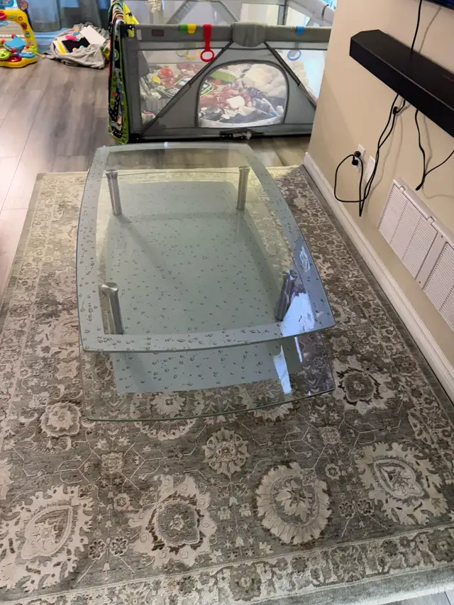Full dinning set plus coffee table and concole table in Dining Tables & Sets in Markham / York Region - Image 6
