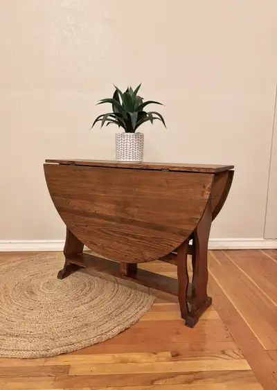 This solid oak 1910-1920 era gateleg table is super versatile! Fold up so small! Perfect for pulling...