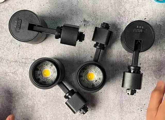 VANoopee 3-Color Zoom 10W LED Track Lighting Heads H Type (4 PK) in General Electronics in Burnaby/New Westminster - Image 2