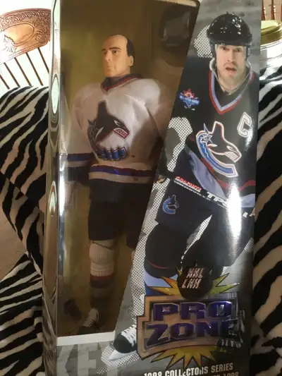 NHL HOCKEY FIGURE MARK MESSIER VANCOUVER CANUCKS PRO ZONE , View more