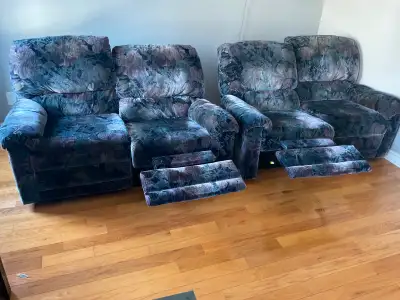 Causeuses en bon état $140.00pour les deux