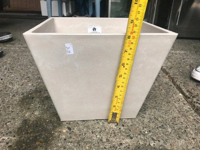 GardenStar - Modena White Stone Planter in Outdoor Décor in Burnaby/New Westminster - Image 2