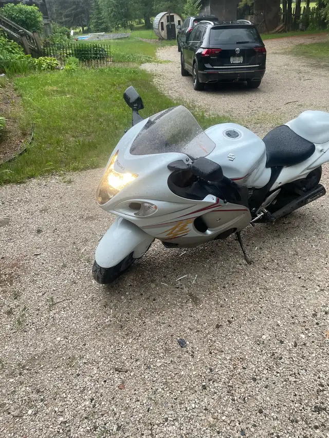 2015 White Suzuki Hayabusa Cert or b/o in Sport Bikes in Sudbury - Image 2