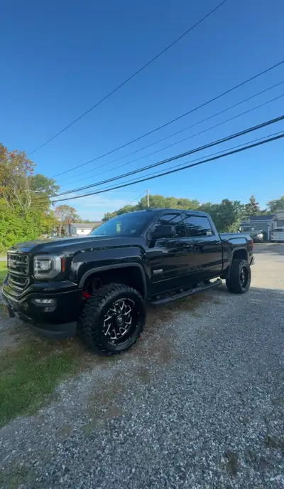 American Tuxx blades no bends or cracks 6x139.7 bolt pattern but universal to new fords and dodge ,...