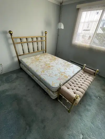 Lit double (75po x 53po), tête en laiton, View more