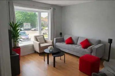 LIBRE immédiatement Grand 5½ lumineux avec stationnement – près du Quartier DIX30 Situé au 2e étage...