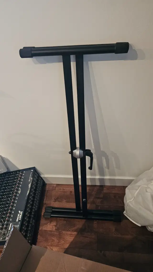 Small, lightweight Yamaha PSR-E353 keyboard for sale in Pianos & Keyboards in Calgary - Image 3