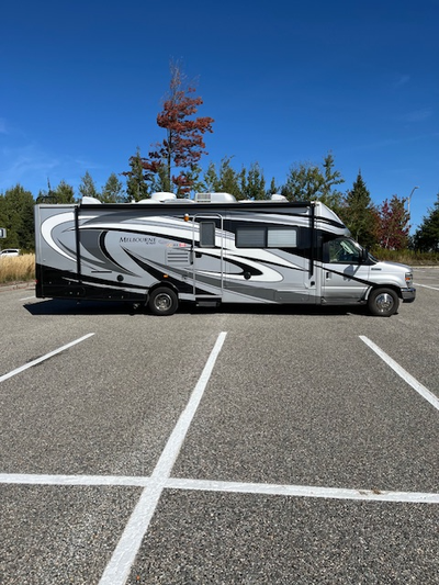 Motorisé Melbourne de Jayco 32pi, 3 extensions, stabilisateurs (jacks), full paint, 2 téléviseurs, a...