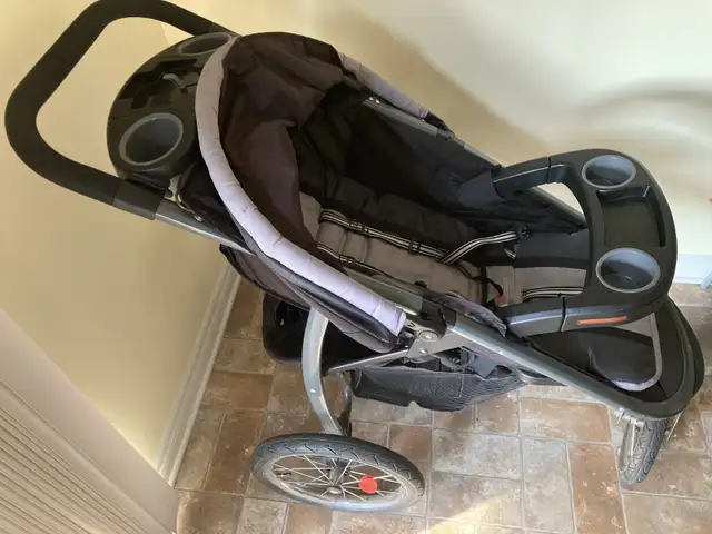 Graco foldable jogging stroller in Strollers, Carriers & Car Seats in Gatineau - Image 3